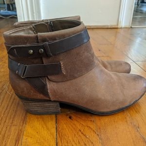 Size 5.5 Clarks booties